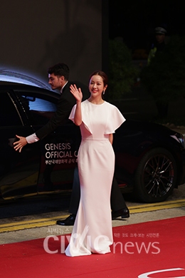이날 BIFF 개막식 사회를 맡은 배우 한지민은 순백의 드레스를 입고 레드카펫을 누볐다(사진: 취재기자 류효훈).