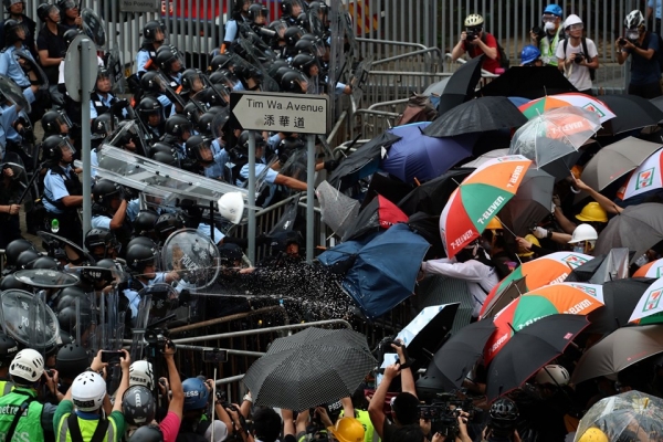 지난 12일 범죄인 인도 관련 법률 개정을 반대하는 시위가 진행된 가운데 홍콩 시민들과 이를 제압하는 경찰이 격렬하게 대치하고 있다(사진: 홍콩수요저널 제공).